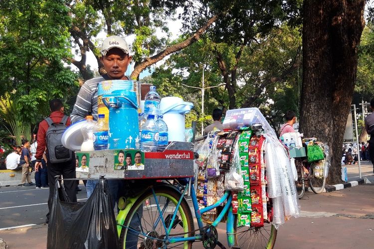 Indra pedagang kopi keliling yang berjualan di sekitar MK, Kamis (27/6/2019)