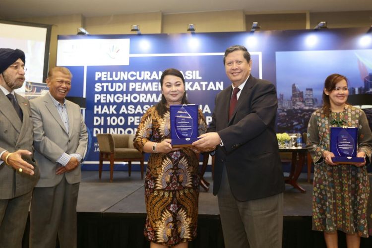 Direktur SDM dan Umum PGN Desima E. Siahaan mewakili PGN menerima penghargaan dari Foundation for International Human Rights Reporting Standards (FIHRRST).