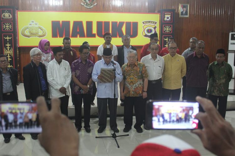 Ketua Majelis Ulama Indonesia (MUI) Maluku, Abdullah Latuapo didampingi seluruh pimpinan umat bergama lainnya, bertempat di Rupatama Polda Maluku Sabtu (16/3/2019)  membacakan pernyataan bersama terkait aksi serangan teror di Selandia Baru 