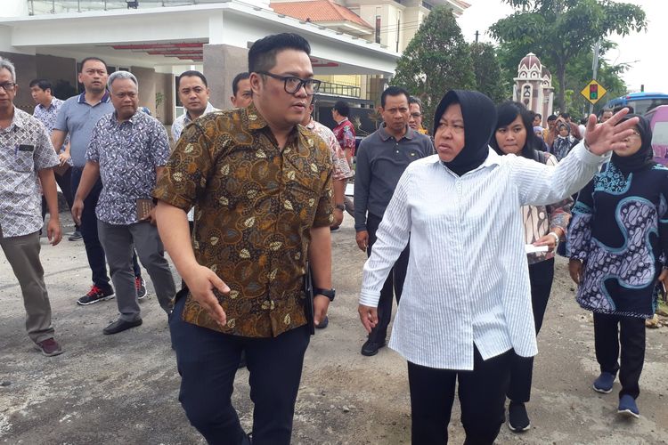 Wali Kota Surabaya, Tri Rismaharini, beserta jajarannya berada di halaman Balai Pemuda untuk melihat persiapan pembangunan Alun-alun Surabaya, Rabu (20/3/2019).