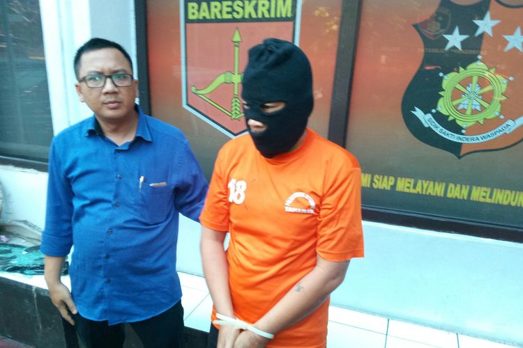 DN (49) tampak mengenakan sebo atau penutup wajah, DN tega cabuli anaknya sebanyak lima kali hingga akhirnya hamil.