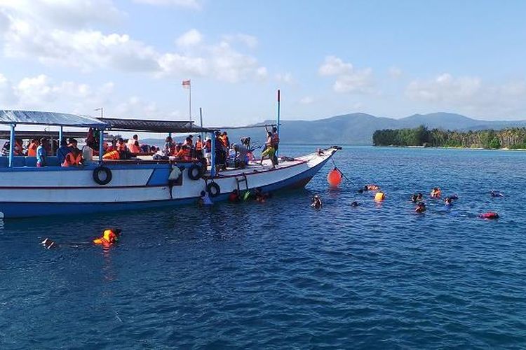 Para wisatawan sedang menikmati Laut Karimunjawa dengan melakukan snorkeling saat mengikuti paket wisata Lets Go Karimun Jawa dari PT Pelni ke Karimunjawa, Jepara, Jawa Tengah, Sabtu (18/7/2015). Snorkeling adalah salah satu atraksi yang dapat dilakukan oleh wisatawan saat berkunjung ke Karimunjawa.