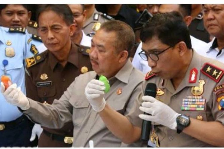 Kapolda Jatim Irjen Pol Machfud Arifin dan Kajari Jatim Maruli Hutagalung saat pemusnahan barang bukti narkoba, Rabu (4/10/2017). 