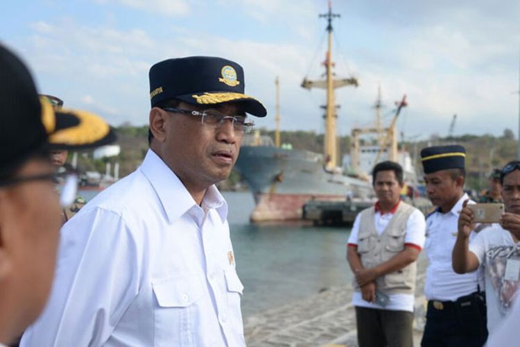 Menhub Budi Karya Sumadi berkunjung ke Pelabuhan Laut Badas di Sumbawa Besar, NTB, Minggu (26/8/2018).




