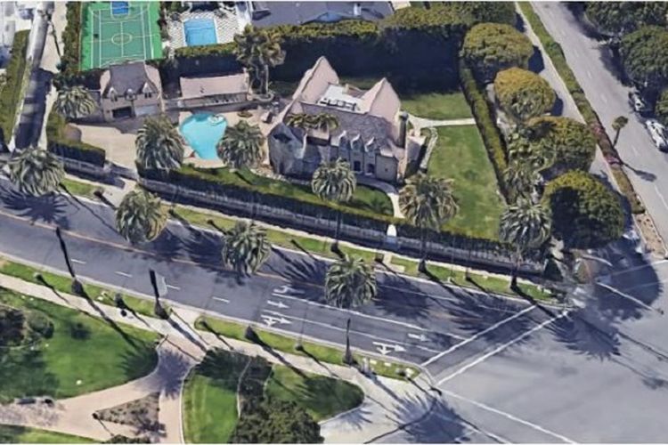Sebuah mansion di 809 North Canon Drive, Beverly Hills, California
