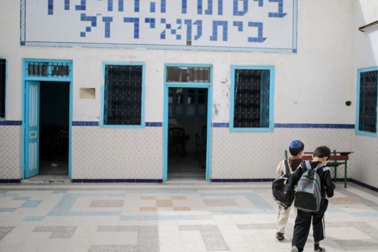 Dua siswa tengah berjalan menuju sekolah Yahudi di Tunisia.