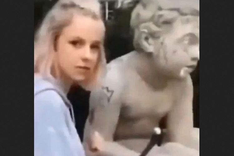 Selebritas Instagram Julia Slonska saat merusak patung berusia 200 tahun.