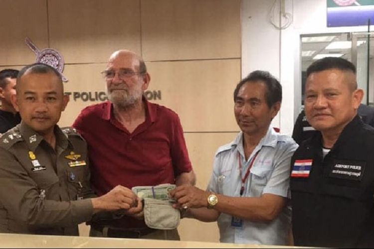 Veeraphol Klamsiri (kemeja biru) mengembalikan tas berisi uang tunai 10.000 dolar AS kepada sang empunya Jerry Hart (kaus merah) di bandara Suvarnabhumi, Bangkok.