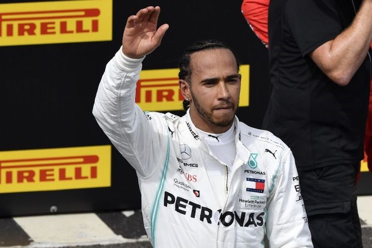 Lewis Hamilton membalas dukungan penonton seusai menjuarai F1 GP Perancis di Sirkuit Paul Ricard, 23 Juni 2019. 