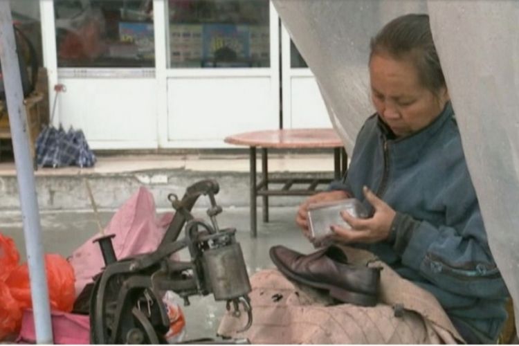 Selama 22 tahun, Luo Xingzhen setia menunggu kabar kedua anaknya yang hilang sambil bekerja di kios reparasi sepatunya di kota Duyun, China.