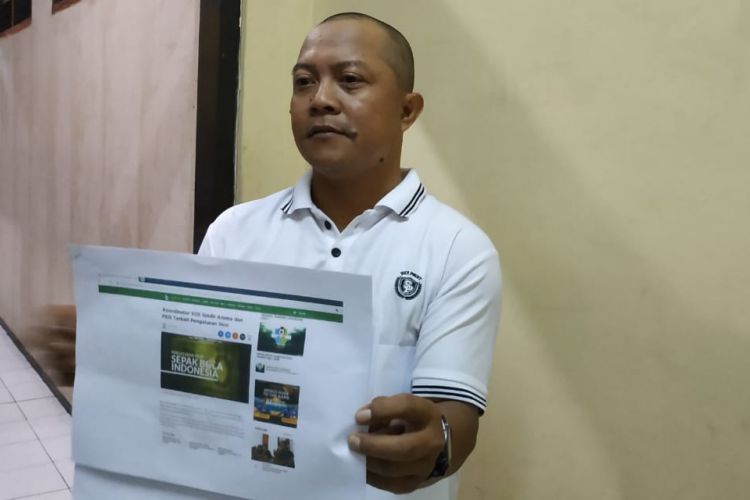Koordinator Aremania Wilayah Klayatan, Achmad Ghozali saat melaporkan Koordinator Save Our Soccer (SOS), Akmal Marhali ke Polres Malang Kota, Sabtu (22/12/2018).