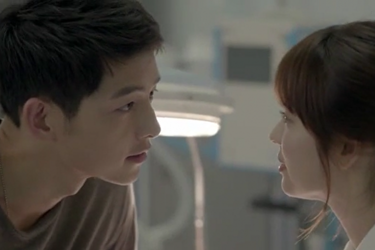 Yoo Shi Jin (Song Joong Ki) dan Kang Mo Yeon (Song Hae Kyo) ketika  bertemu untuk kali pertama, di rumah sakit. Keduanya jatuh cinta pada pandangan pertama.