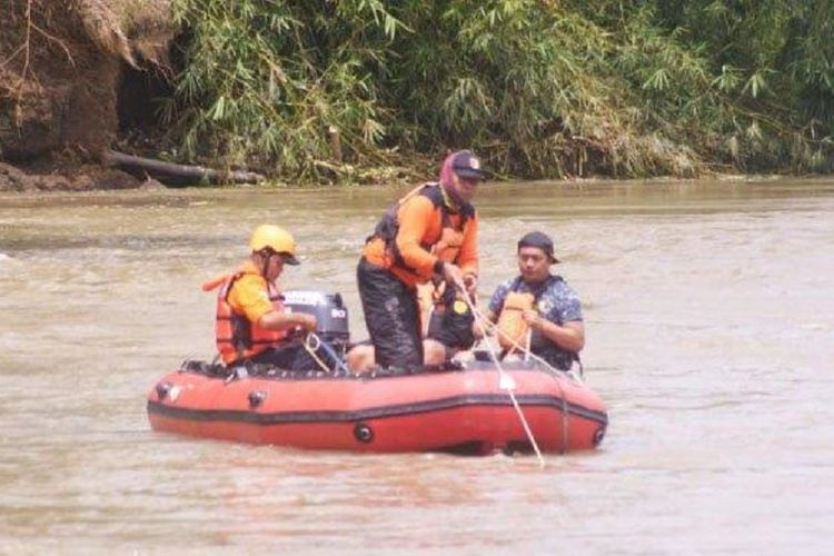 Tim SAR menggunakan perahu karet menyeret jangkar di dasar Sungai Brantas Ngunut Tulungagung untuk mencari mobil Avanza yang tercebur ke Sungai Brantas Tulungagung, Jawa Timur, pada Sabtu (26/1/2019).