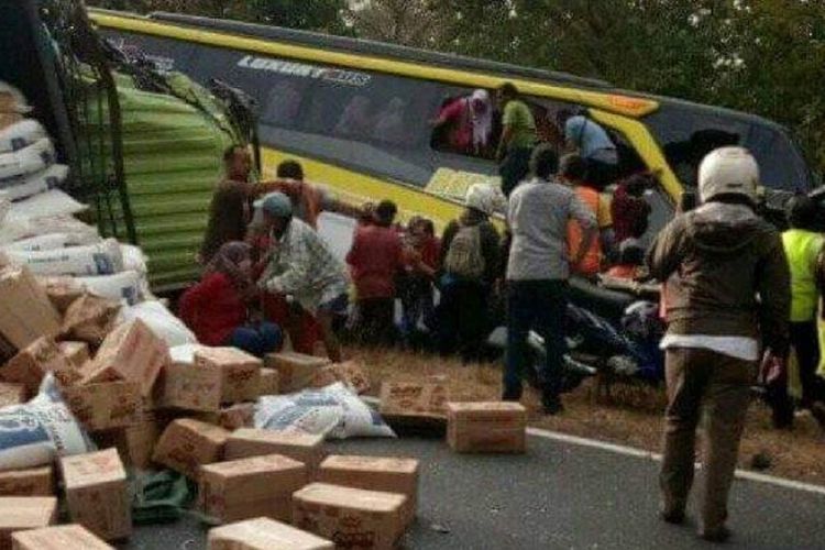 Rombongan bus berisi guru TK dan Paud se-Kecamatan Gresik terlibat kecelakaan di Jalur Pantura, Hutan Baluran, Desa Wonorejo, Kecamatan Banyuputih, Kabupaten Situbondo, Jawa Timur, Kamis (4/7/2019). Satu orang tewas.
