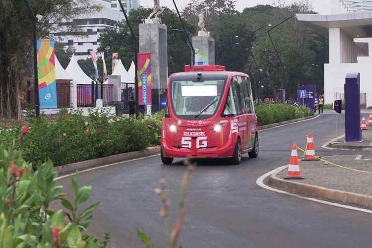 Kendaraan otonomos Navya berkeliling di GBK Senayan saat acara Asian Games, Jakarta, Kamis (23/08/2018). Mobil ini merupakan mobil tanpa awak pengemudi yang dihadirkan operator seluler Telkomsel selama acara Asian Games berlangsung.