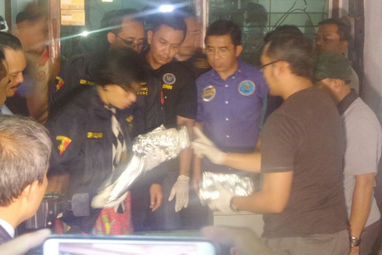 Menteri Keuangan Sri Mulyani mendatangi rumah yang dijadikan gudang penyimpanan 300 kilogram sabu di Jalan Muara Karang D3 Selatan No. 16, Penjaringan, Jakarta Utara, Rabu (26/7/2017).