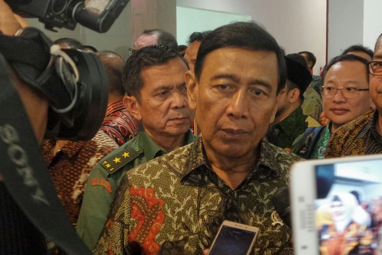 Menteri Koordinator Bidang Politik, Hukum dan Keamanan Wiranto usai memberikan pengarahan kepada peserta Program Pendidikan Reguler Angkatan (PPRA) LVI, di gedung Lembaga Ketahanan Nasional, Jakarta Pusat, Jumat (11/8/2017). 