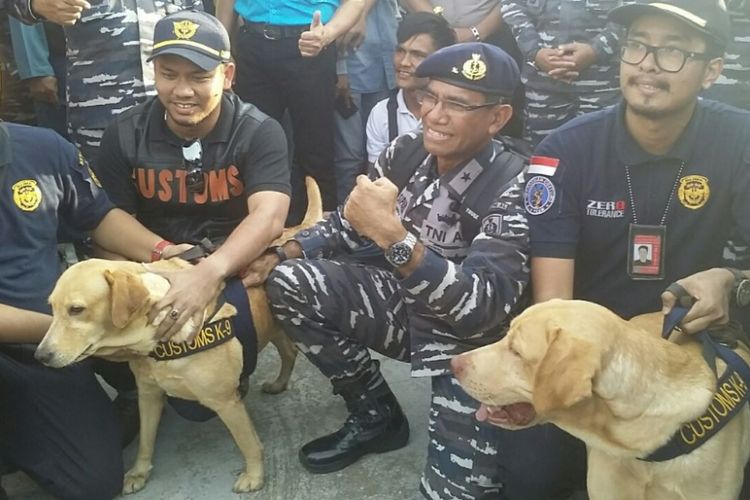 Dua ekor K-9 milik Bea Cukai yang diturunkan untuk membantu mencari keberadaan sabu di Kapal MV Sunrise Glory berbendera Singapura di perairan perbatasan Indonesia-Singapura.