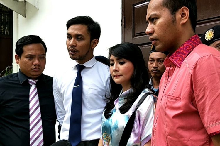 Tessa Kaunang bersama tim kuasa hukumnya saat ditemui di Pengadilan Negeri, Jakarta Selatan, Senin (19/3/2018).