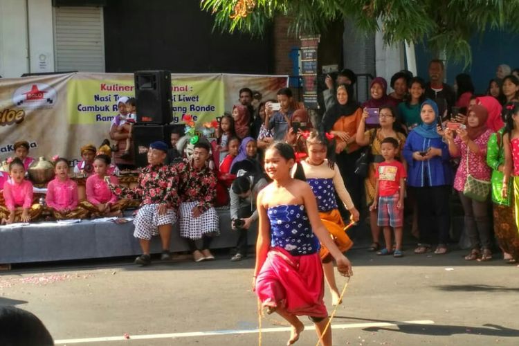 Permainan tradisional lompat tali diperagakan anak-anak dalam gelar budaya di Kelurahan Kratonan, Kecamatan Serengan, Solo, Jawa Tengah, Minggu (1/7/2018).