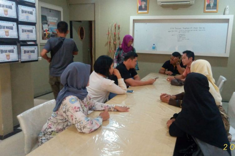 Proses pengumpulan keterangan di Kantor Polsek Bukit Intan, Pangkal Pinang terkait kasus anak diikat dan gambarnya diunggah ke media sosial.