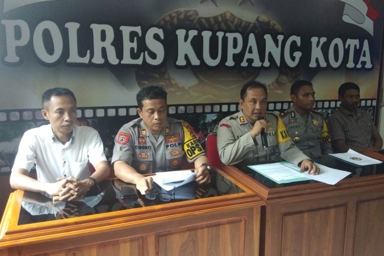 Kapolres Kupang Kota AKBB Satrya Perdana PT Binti, bersama sejumlah perwira, menggelar jumpa pers bersama wartawan di Mapolresta Kupang, Sabtu (29/12/2018)