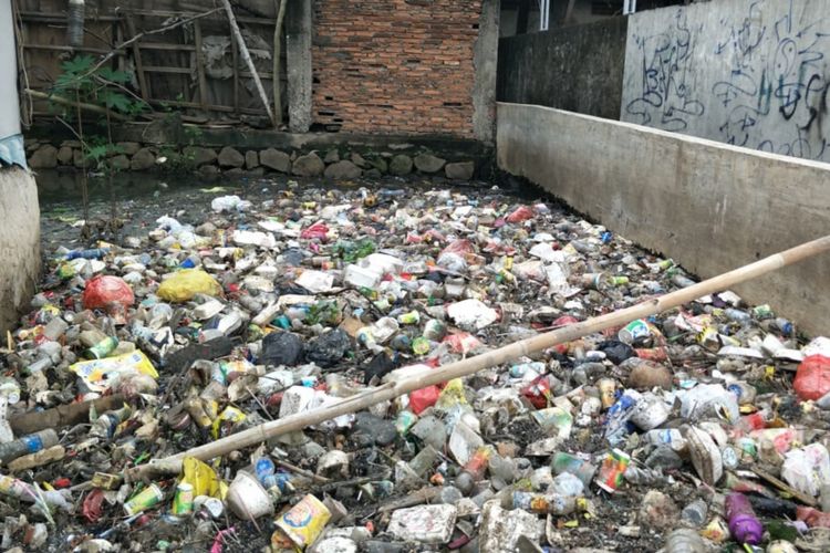 Tampak Kali Jatimulya, Tambun Selatan, Kabupaten Bekasi dipenuhi sampah rumah tangga, Rabu (23/1/2019).