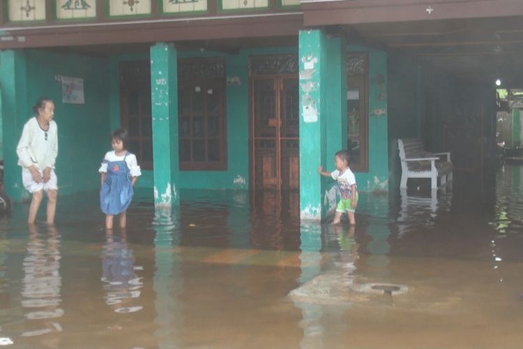 Salah satu rumah milik Asmara di Kelurahan Celika yang terendam banjir sedalam 40 cm. Hujan yang terus turun beberapa hari ini ditambah adanya pembangunan jalan tol diduga menjadi penyebab banjir tersebut.  