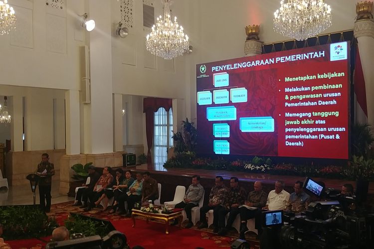 Presiden Joko Widodo saat mengumpulkan sekitar 500 bupati, walikota dan gubernur di Istana Negara, Jakarta, Selasa (24/10/2017).