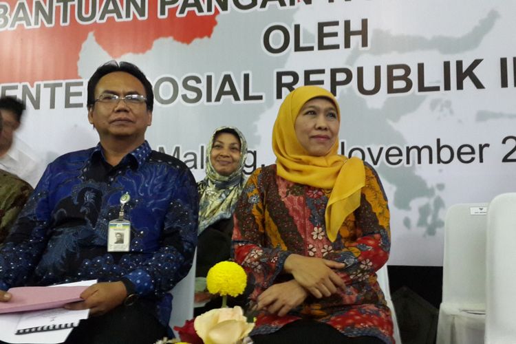 Menteri Sosial RI Khofifah Indar Parawansa saat menghadiri penyerahan PKH dan BPNT di Kantor Kecamatan Sukun, Kota Malang, Minggu (12/11/2017)