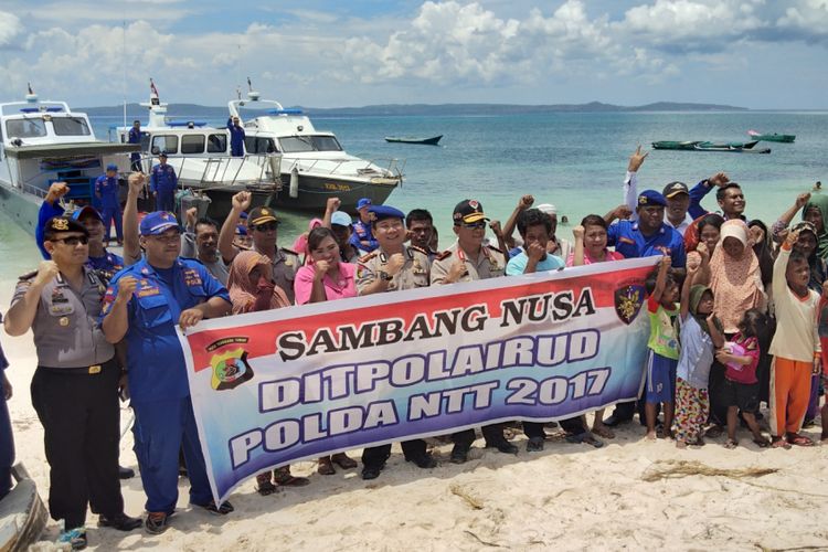 Warga Pulau Kera berpose bersama Pimpinan Polda NTT di Pantai Pulau Kera, Kabupaten Kupang, NTT, Jumat (17/11/2017)