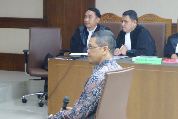 Politisi PKS Yudi Widiana duduk di kursi terdakwa di Pengadilan Tipikor Jakarta, Rabu (6/12/2017).