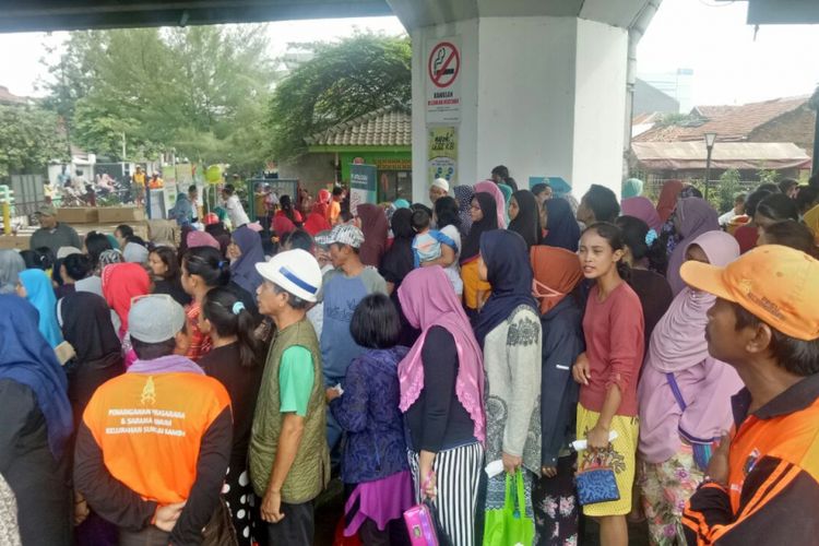 Antrean warga yang ingin membeli pangan murah bersubsidi di RPTRA Sungai Bambu, Tanjung Priok, Jakarta Utara, Februari 2018.