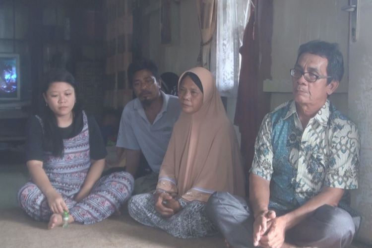 Keluarga korban pesawat jatuh asal Kabupaten PALI Sumsel Chandar Kirana dan Istrimya Cici Ariska,  berharap keduanya ditemukan selamat walaupun  harapan itu sangat tipis.