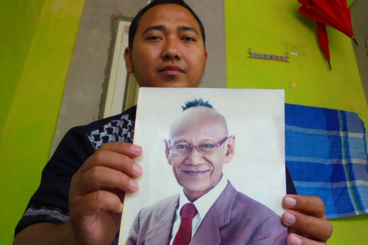 Arif Santoso saat menunjukkan foto mendiang Didik Mangkuprojo semasa hidup.