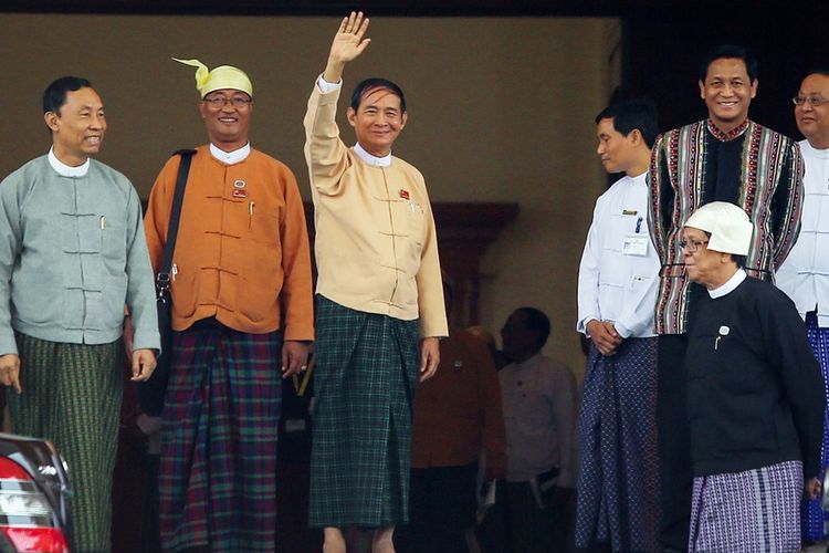 Win Myint (tengah) melambaikan tangan kepada para pendukungnya setelah resmi terpilih sebagai Presiden Myanmar, pada Rabu (28/3/2018).