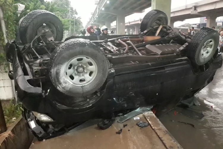 Sebuah mobil Isuzu Panther bernomor polisi B 8836 JO terbalik di ruas Jalan Arteri Kalimalang, Duren Sawit, Jakarta Timur, tepatnya di seberang pusat perbelanjaan Transmart Kalimalang, Jumat (29/3/2019) sore.
