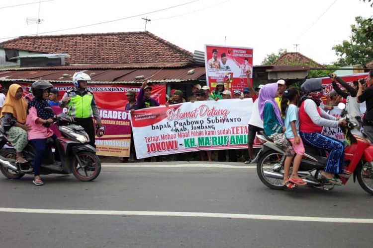 Para pendukung Jokowi - Maruf Amin menyambut kedatangan Prabowo Subiyanto yang melakukan kunjungan ke Pesantren Siddiqiyah Ploso Kabupaten Jombang, Minggu (24/2/2019).