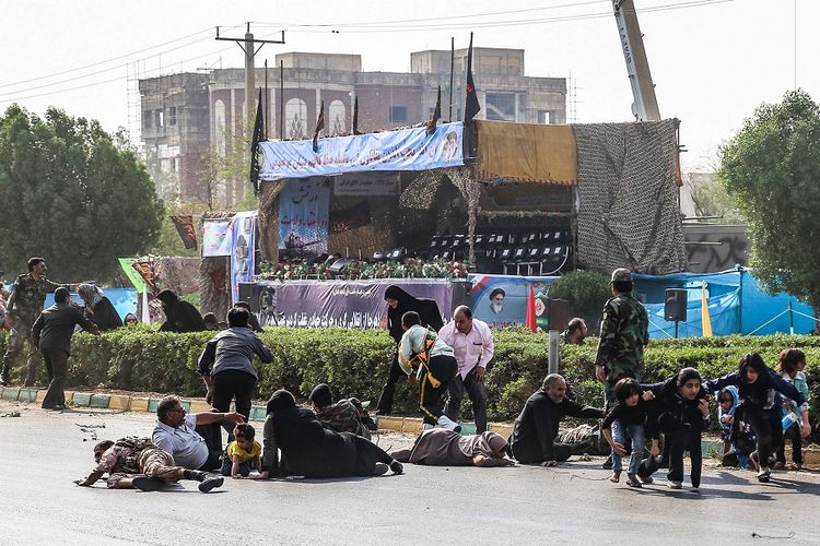 Foto yang dirilis 22 September 2018 memperlihatkan kerumunan di Ahvaz, Iran, berdiri setelah diserang sekelompok bersenjata tatkala perhelatan parade militer. Serangan itu menewaskan 29 orang.