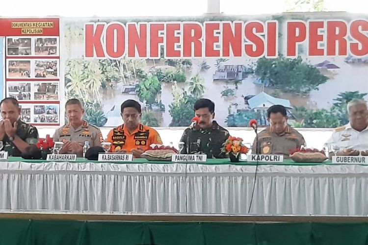 Panglima TNi dan Kapolri didampingi Gubernur Sultra saat di posko induk darurat bencana banjir (KOMPAS.com/KIKI ANDI PATI)