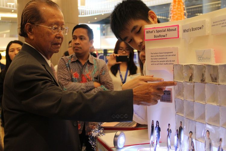 Rektor Podomoro University (PU) Dr. Cosmas Batubara menyaksikan para mahasiswa PU memamerkan bisnis BoxRow dalam pameran di Neo SOHO Podomoro City, Jakarta.