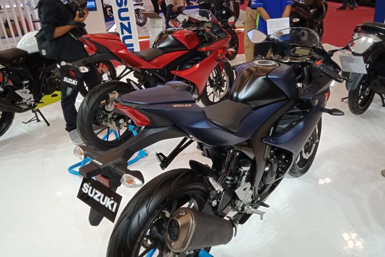 Warna baru SUzuki GSX-R 150 diperlihatkan di lantai pameran Suzuki roda dua di GIIAS 2018