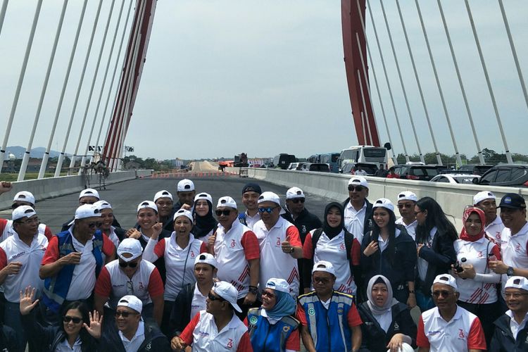 Menteri BUMN Rini Soemarno berfoto bersama peserta Ekspedisi Tembus Tol Trans Jawa di Kali Kuto, Semarang, Senin (12/11/2018)