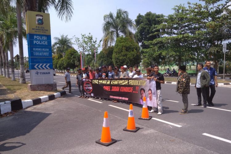 Aksi sekelompok ormas di depan Mapolda Kepulauan Bangka Belitung yang menolak kehadiran Rocky Gerung dan Ratna Sarumpaet.