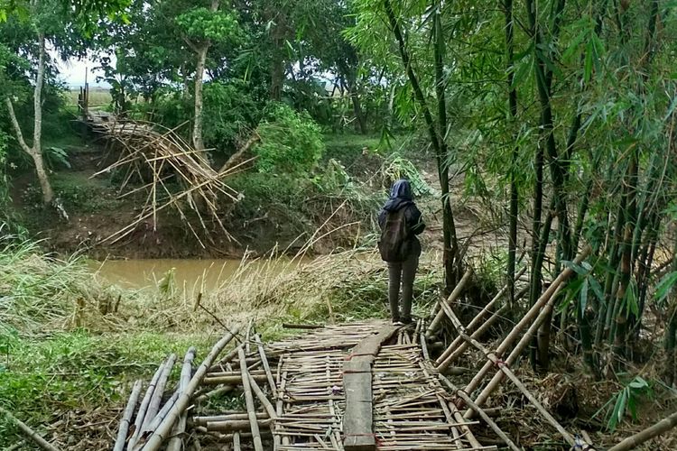 Jembatan di Dusun Kalentemu, Desa Kalijati, Kecamatan Jatisari, Karawang, Jawa Barat, roboh diterjang arus sungai.