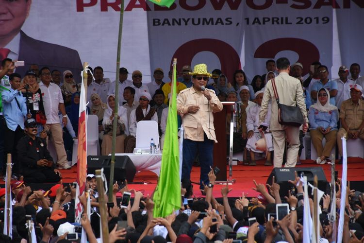 Capres Prabowo berpidato saat kampanye di kompleks GOR Satria Purwokerto, Jawa Tengah, Senin (1/4/2019).