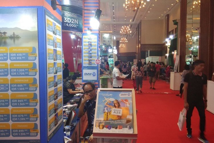 Pengunjung  di area stan travel agent Garuda Indonesia Travel Fair 2017 Fase 2, Jakarta Convention Center, Jakarta, Jumat (22/9/2017).