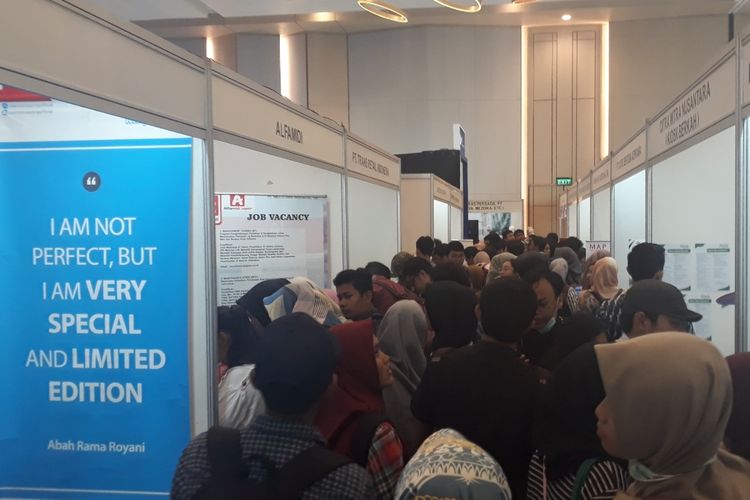Tampak pencari pekerjaan (pencaker) penuhi Job Fair Nasional ke-19 tahun 2019 di Harris Convention Hall Summarecon Bekasi, Medan Satria, Kota Bekasi, Kamis (4/4/2019).