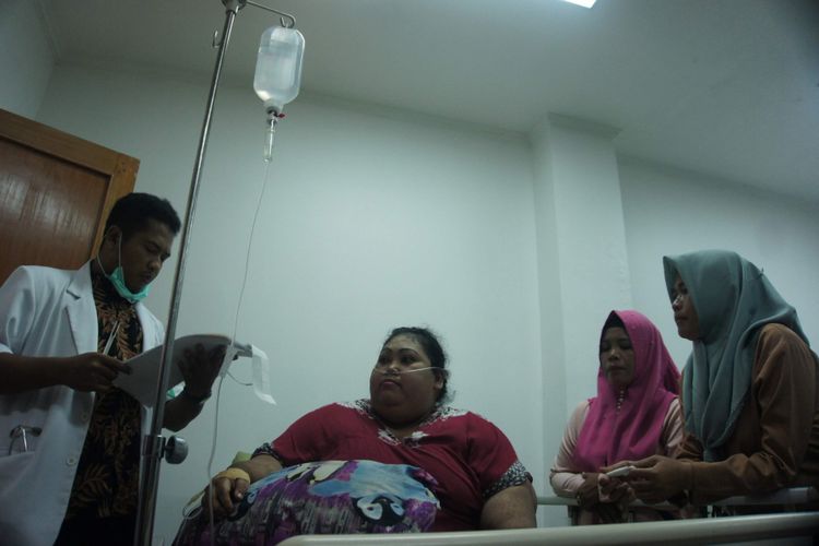 
Sunarti (39), perempuan berbobot 148 kilogram asal Karawang yang mengalami obesitas lantaran kerap ngemil mie dan bakso kini dirawat di RSUD Karawang, Rabu (30/1/2019).
