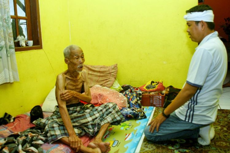 Calon wakil gubernur Jawa Barat, Dedi Mulyadi, menjenguk Dodin (78), seorang kakek asal Purwakarta, di rumahnya, Senin (26/2/2018).